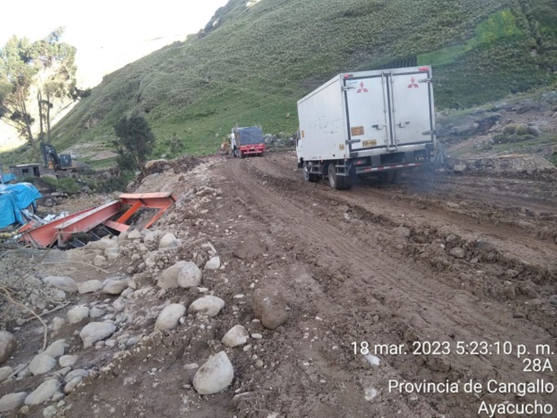 Transportistas y pasajeros permanecen varados desde hace más de diez horas a la altura de los baños termales de Niñobamba.
