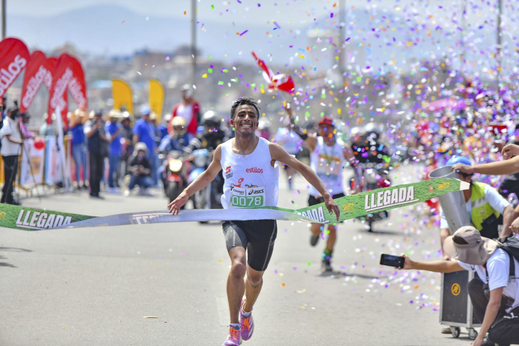El fondista de Cerro de Pasco, Jhon Atachagua, fue el ganador de la XXXI edición de la Maratón Virgen de la Candelaria 2023, 42 kilómetros con 195 metros que cruzó por 11 distritos de la ciudad de Arequipa.
 Foto: ANDINA/ Cortesía Diego Ramos