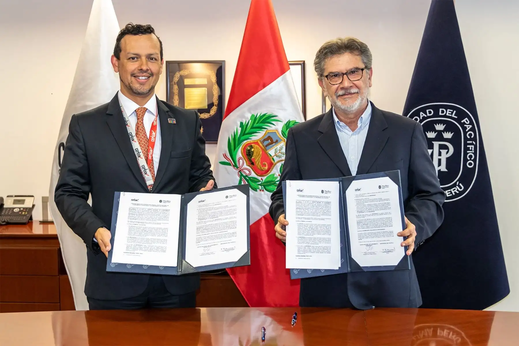 El presidente del Consejo Directivo del Ceplan, Giofianni Peirano Torriani y el rector de la Universidad del Pacífico, Felipe Portocarrero, firmaron convenio marco de cooperación interinstitucional. Foto: Cortesía.