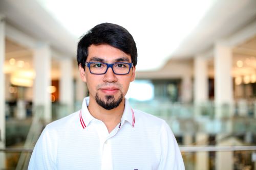 Samir Rojas se graduó de la especialidad de Ingeniería en Energías de la Universidad Nacional del Santa (Chimbote). Fue en una conferencia en Arabia Saudita que logró contactarse con investigadores del país asiático para, posteriormente, estudiar en KAUST.
