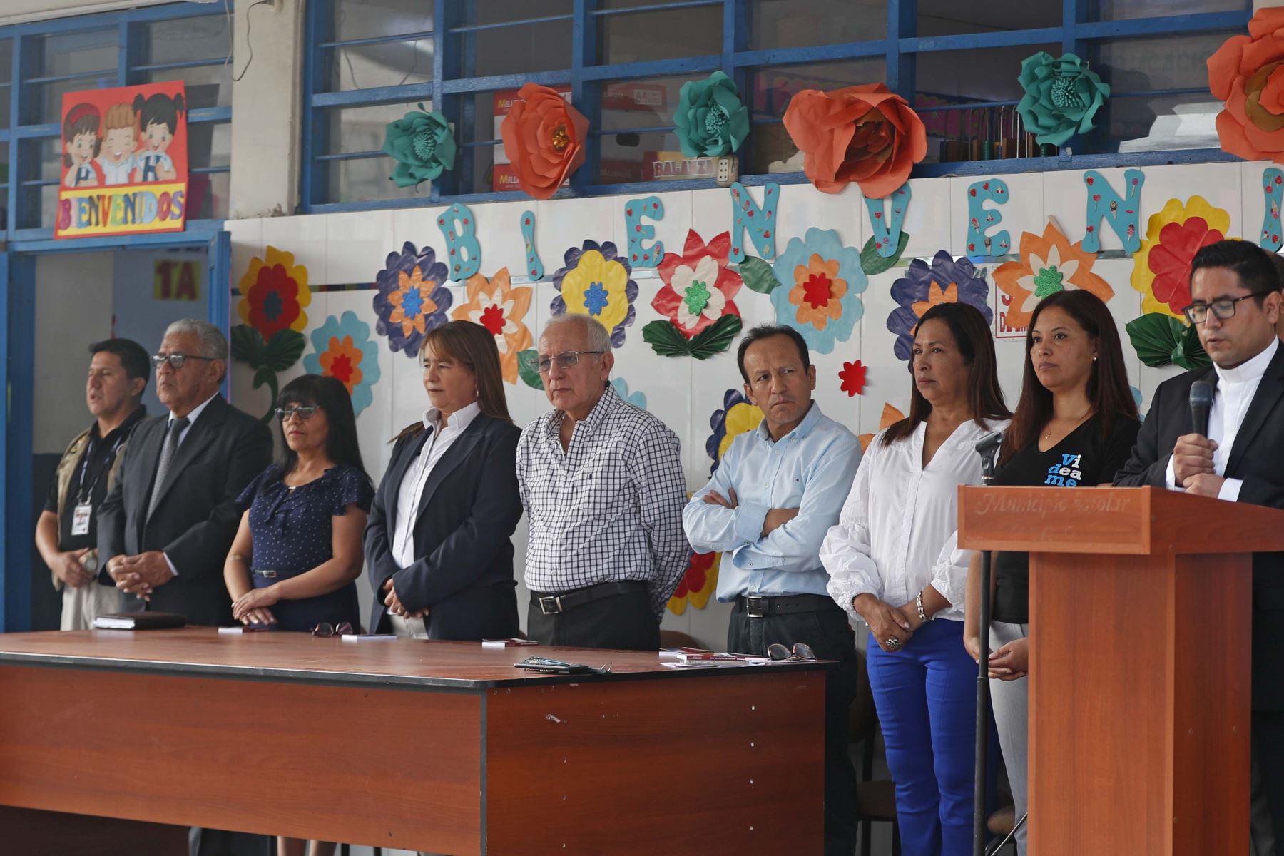El ministro de Educación Oscar Becerra, da inicio al año escolar 2023 en el IE FAP José Abelardo Quiñones en  Los Olivos. Foto: ANDINA/ Daniel Bracamonte