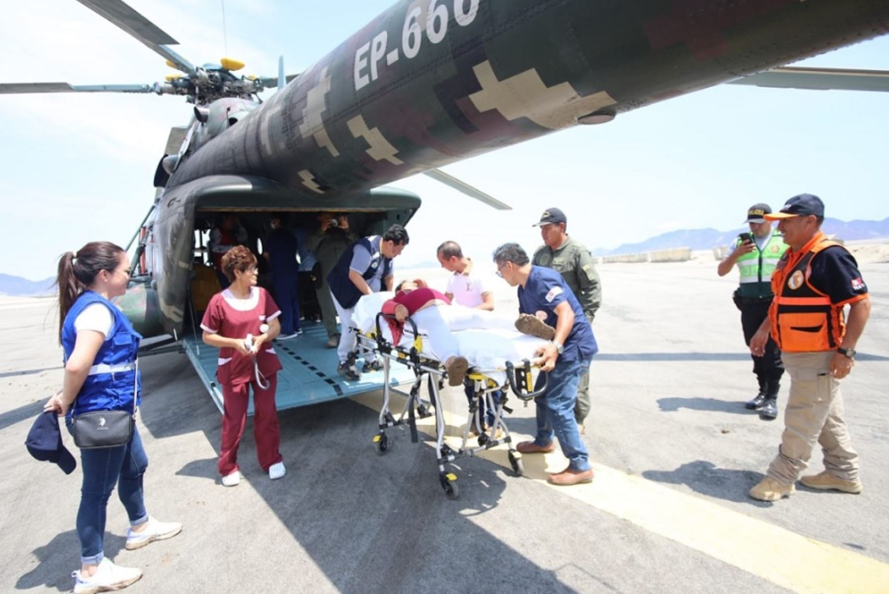 En la región Áncash, una gestante de 38 semanas, quien había sido afectada por las lluvias intensas, pudo recibir atención médica oportuna, tras ser rescatada por un helicóptero del Ejército del Perú.