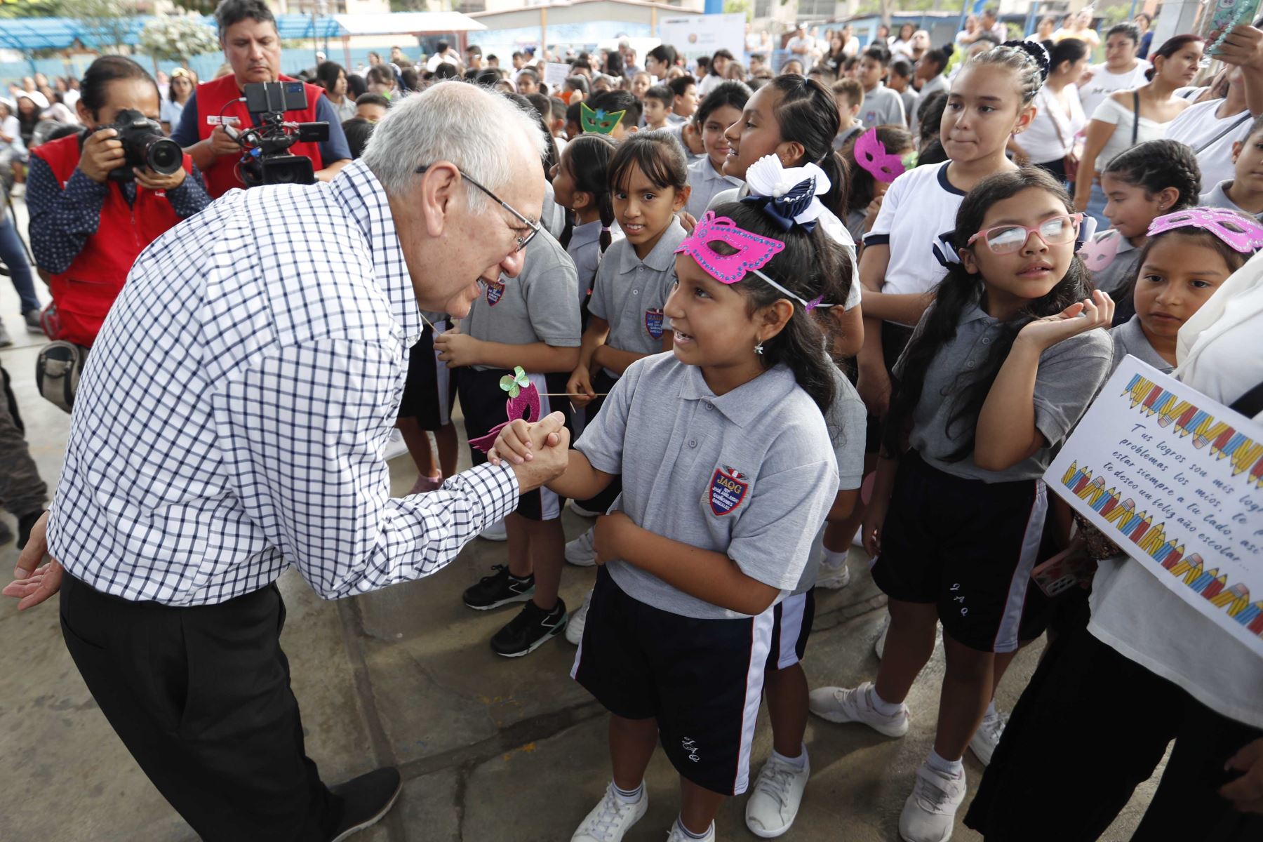 Ministro participó en ceremonia simbólica de inicio del año escolar 2023 en el colegio público FAP José Abelardo Quiñones. Foto: ANDINA/Daniel Bracamonte