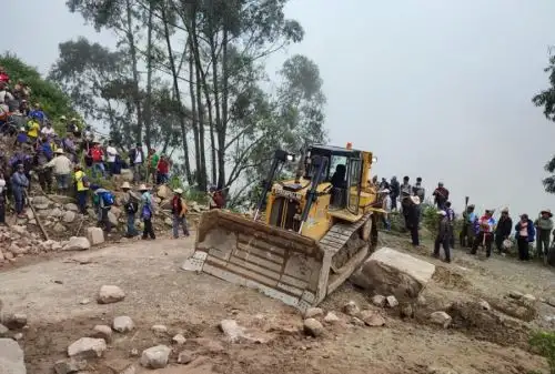 Tres carreteras de la Red Vial Nacional en las regiones Piura, Lima y Cajamarca se encuentran actualmente con tránsito interrumpido debido a las lluvias intensas que provocaron huaicos y deslizamientos que afectaron la autopista,  informó el Centro de Operaciones de Emergencia Nacional. ANDINA/Difusión
