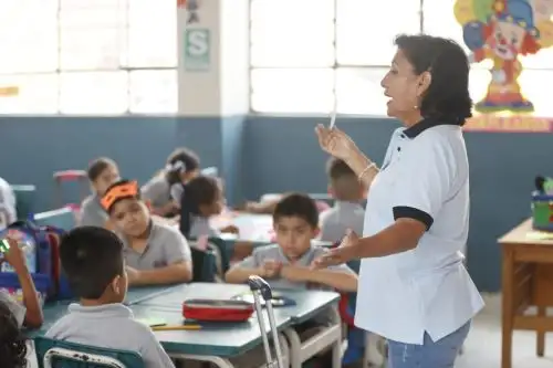 El ministro Oscar Becerra recalcó que este año se impulsará la inclusión de contenidos cívicos y valores en el currículo escolar para fortalecer la formación de los niños y adolescentes. Foto: ANDINA/Daniel Bracamonte