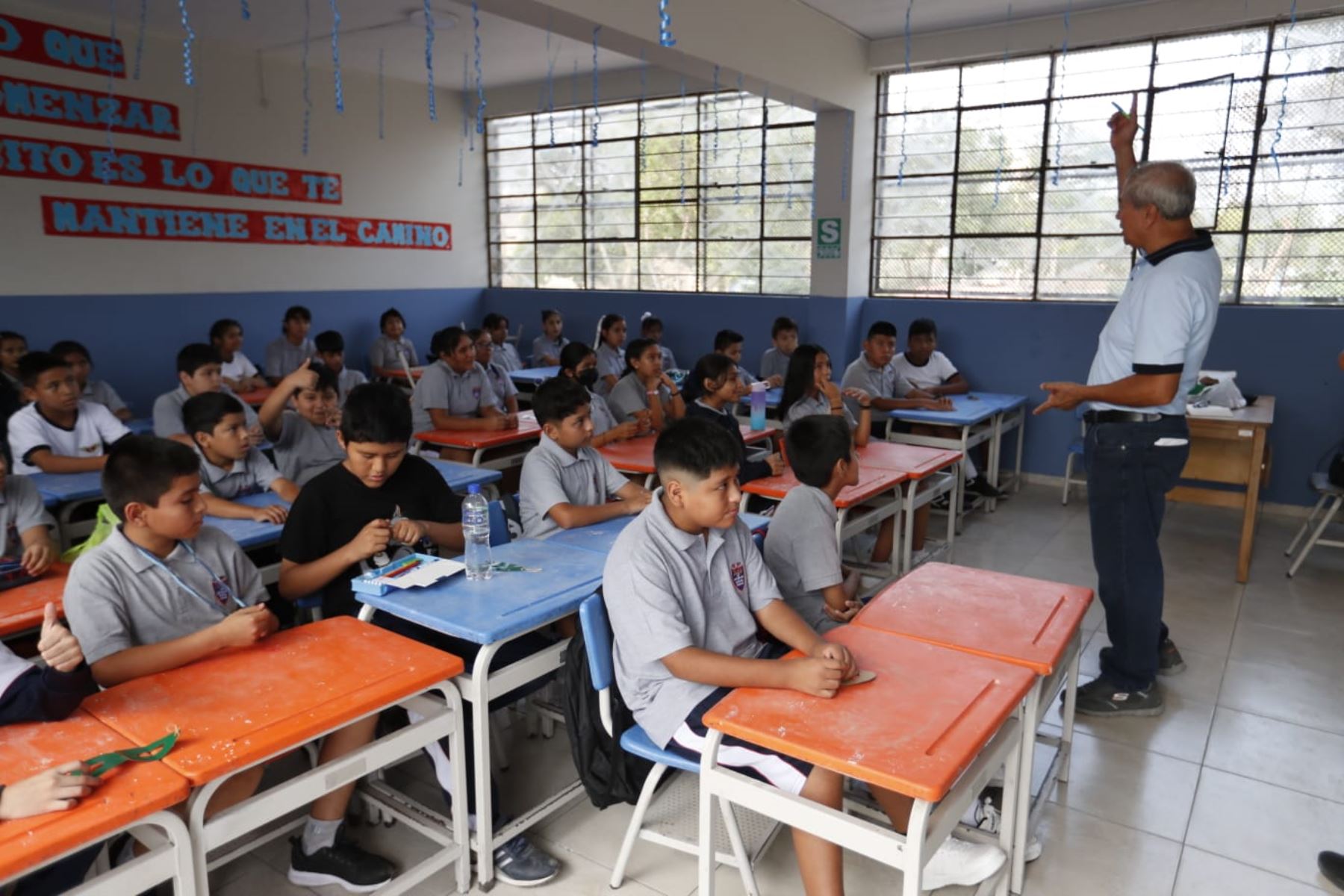 Escolares de la IE FAP José Abelardo Quiñones en Los Olivos acuden a su primer día de clases del año 2023. Foto: ANDINA/Daniel Bracamonte