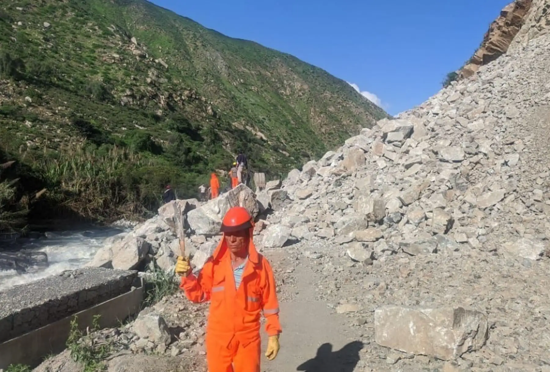 Debido a la inestabilidad del talud superior del cerro se produjo un derrumbe de material rocoso que afectó 100 metros de la vía nacional PE-14, Casma - Huaraz. No se registraron daños a la vida y la salud.