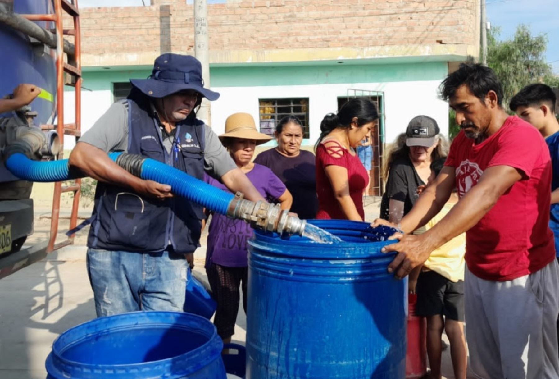 El servicio de agua potable en la provincia de Trujillo, capital de la región La Libertad, fue restablecido 10 días después de que huaicos generados por las lluvias intensas afectaran el canal madre de Chavimochic, infraestructura hidráulica del cual depende directamente el abastecimiento de la ciudad.