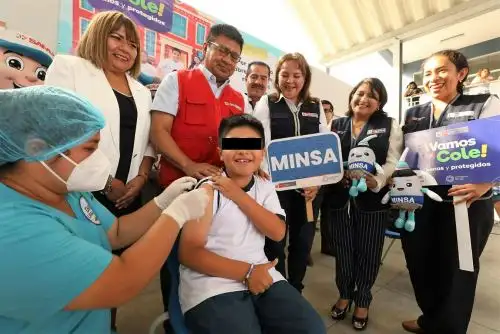 Brigadas del Minsa inician campaña de vacunación contra el VPH en colegio de San Juan de Miraflores. Foto: Minsa/Difusión.