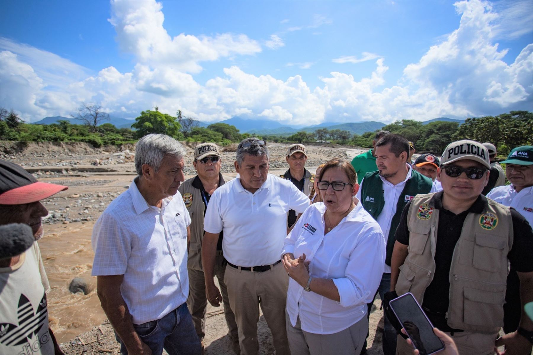Ministra de Desarrollo Agrario y Riego, Nelly Paredes, (al centro),llegó hasta las localidades afectadas de Motupe, Illimo y otras de Lambayeque, llevando ayuda a los damnificados. Foto:Cortesía.