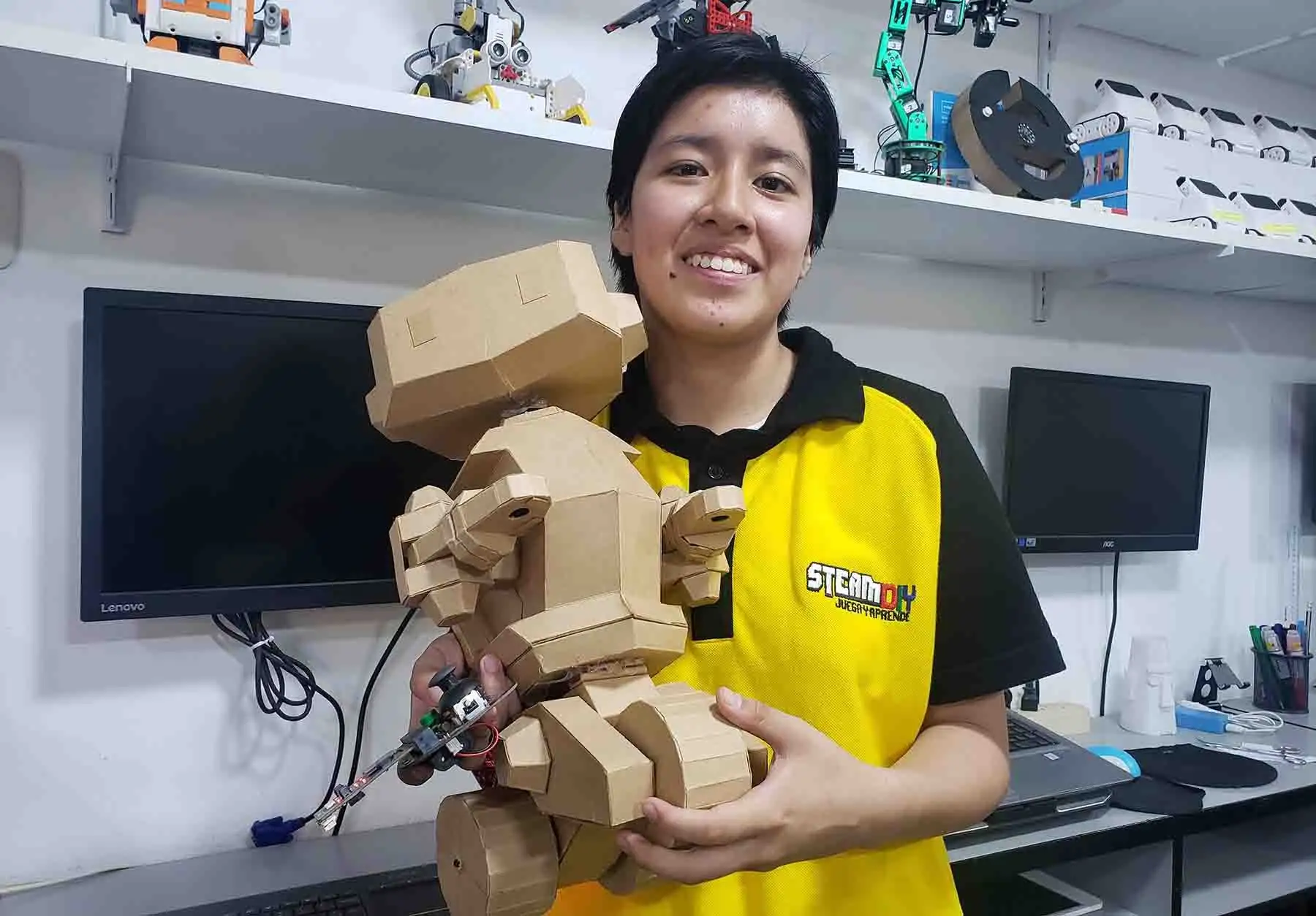 La estudiante Selene Córdova Machado (15), de la IE José Olaya Balandra en La Perla, integra el l Club de Robótica STEAMDIY. Viajará a la NASA como miembro de la tripulación peruana del programa Ella es Astronauta. Foto: ANDINA