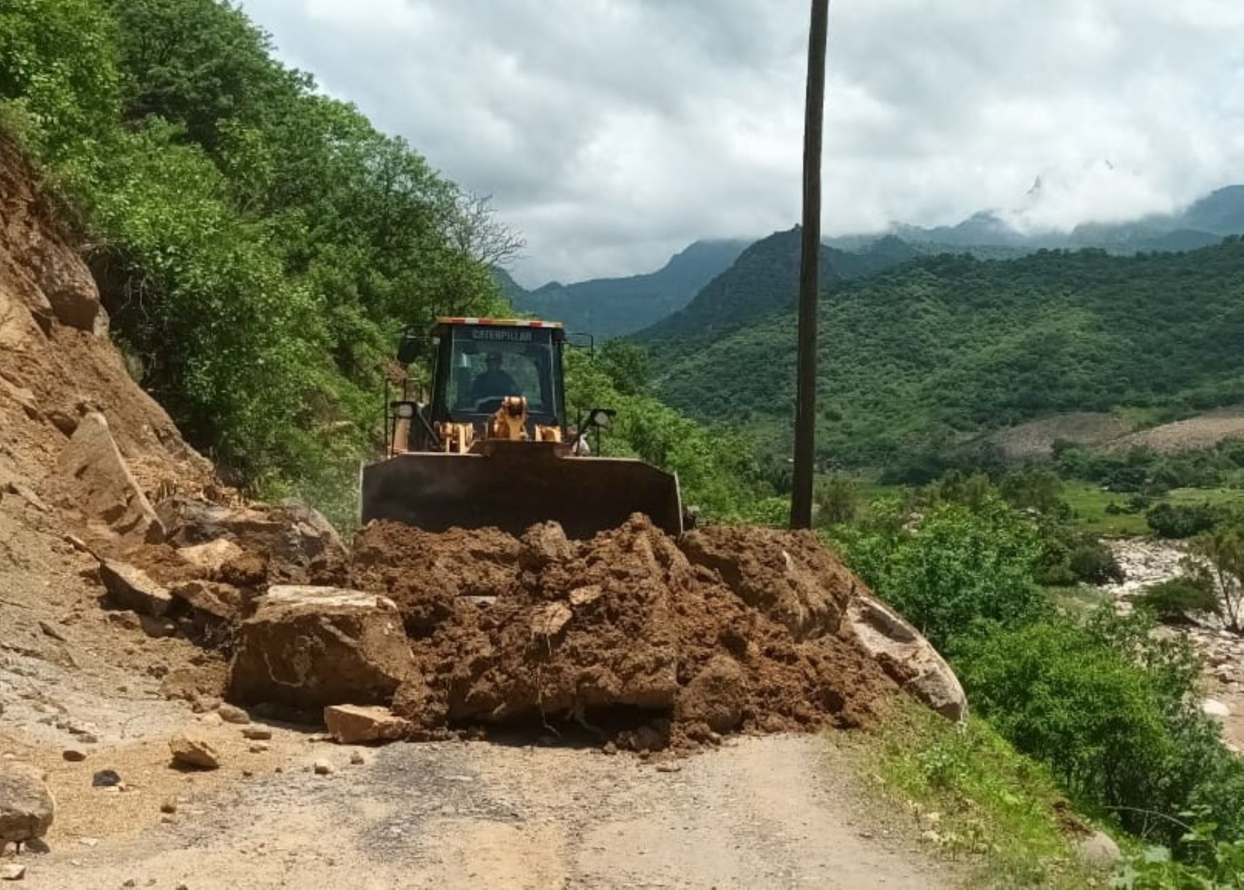 Lambayeque logra habilitar carretera que une Pítipo con Incahuasi, que resultó afectada por un derrumbe a causa de las lluvias intensas. Foto: ANDINA/difusión.