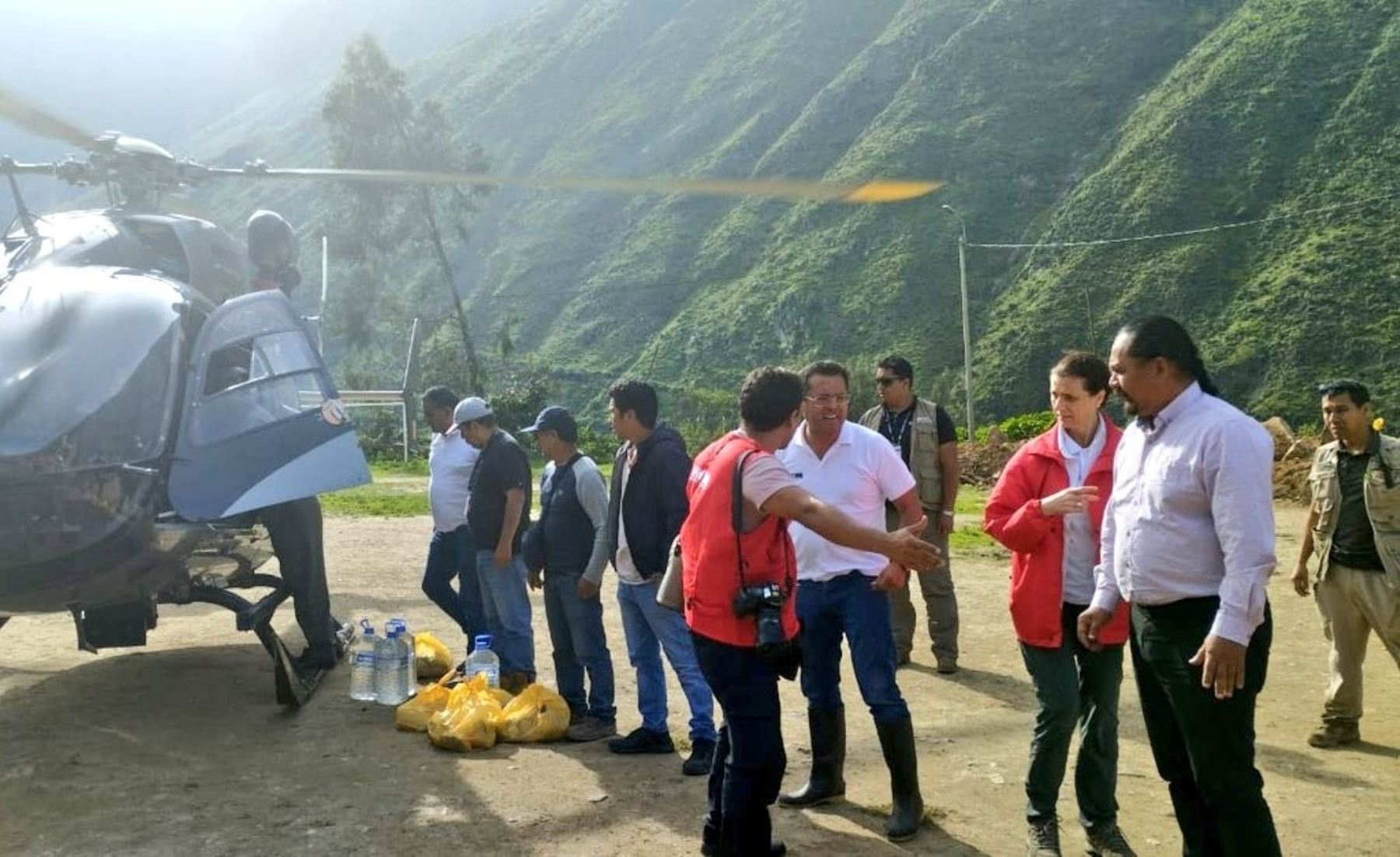 Ministros de Justicia, José Tello, y de Vivienda, Hania Pérez de Cuéllar, llegaron hasta Arahuay en la provincia de Canta para articular acciones tras huaico.
