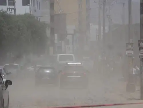 Los problemas continúan en Trujillo. Tras el paso de un huaico y la activación de la quebrada San Ildefonso, las calles de la capital de La Libertad han quedado cubiertas por una nube de polvo que afecta la salud de la población. Foto: Luis Puell