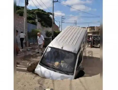 Una camioneta rural se hunde en un enorme forado formado en plena ciudad de Chiclayo tras las lluvias intensas que soportó la capital de Lambayeque provocado por el ciclón Yaku. ANDINA/Difusión