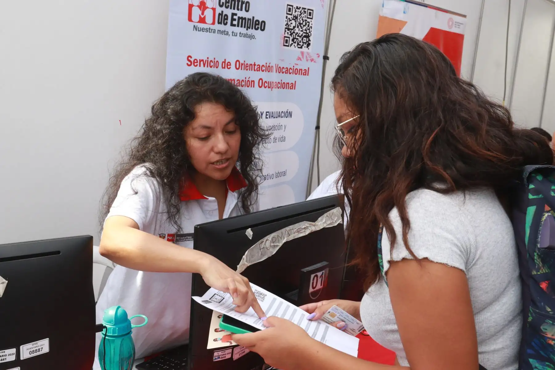 Los profesionales del Ministerio de Trabajo y Promoción del Empleo (MTPE) brindarán orientación sobre cómo elaborar un currículum vitae a los usuarios. ANDINA/Héctor Vinces