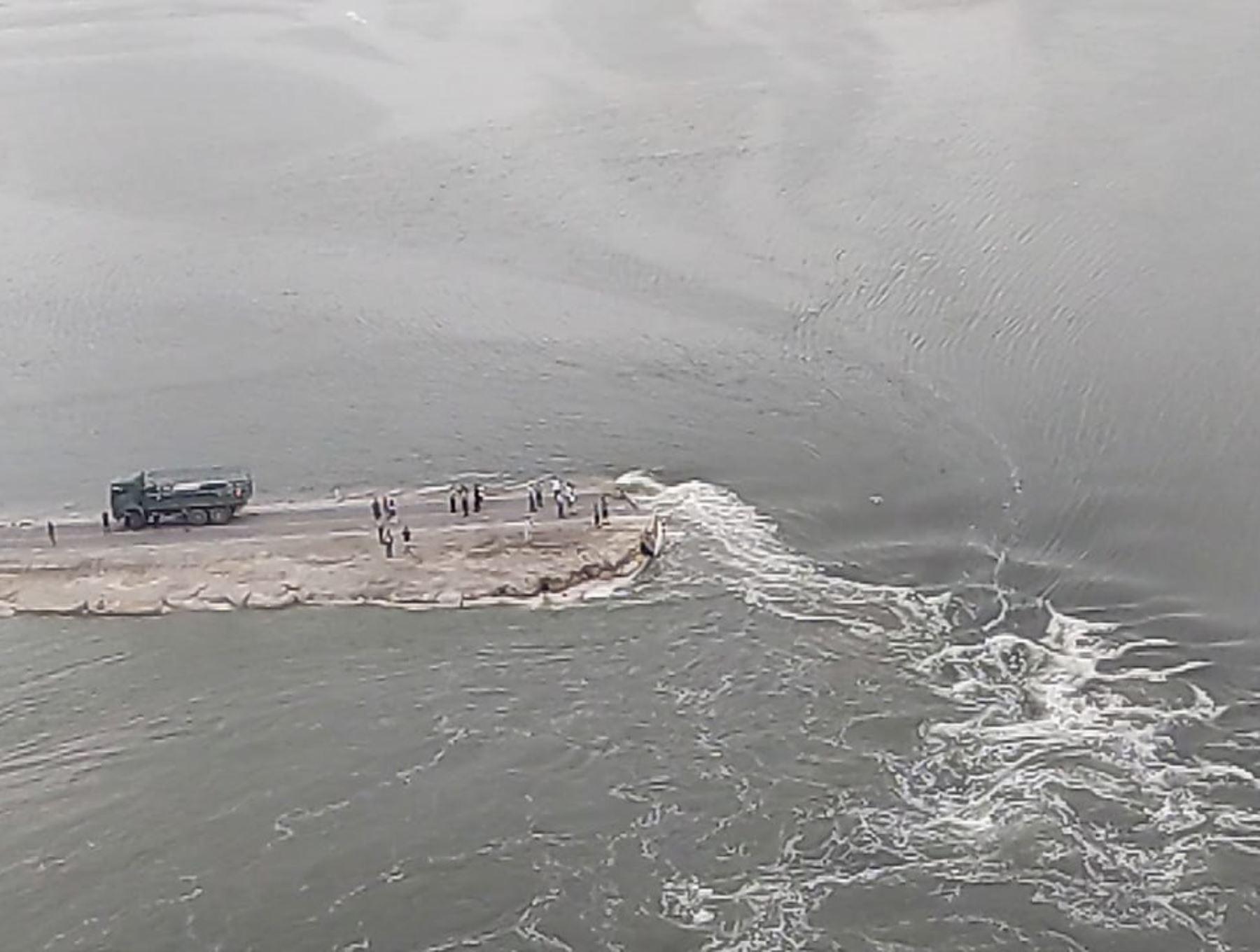 La laguna La Niña se desbordó, tras la crecida del río Piura, e inundó y destruyó un tramo de la carretera Bayóvar-Chiclayo. Durante el evento varios transportistas quedaron atrapados, pero felizmente fueron rescatados. ANDINA/Difusión