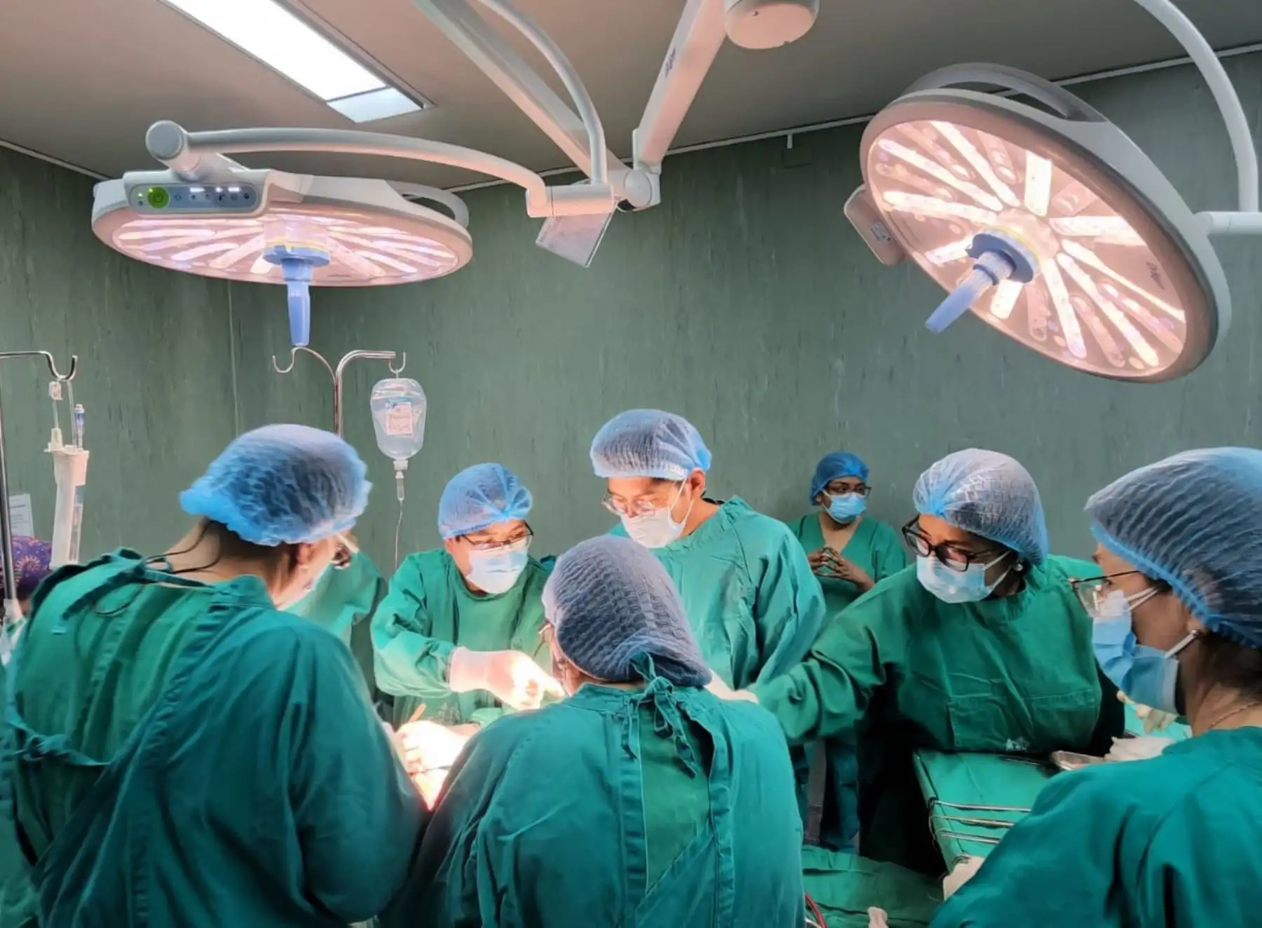 Autoridades de Salud de Arequipa destacaron el avance del proceso desembalse de operaciones en el hospital Carlos Alberto Seguín de EsSalud, ubicado en la ciudad blanca. ANDINA/Difusión