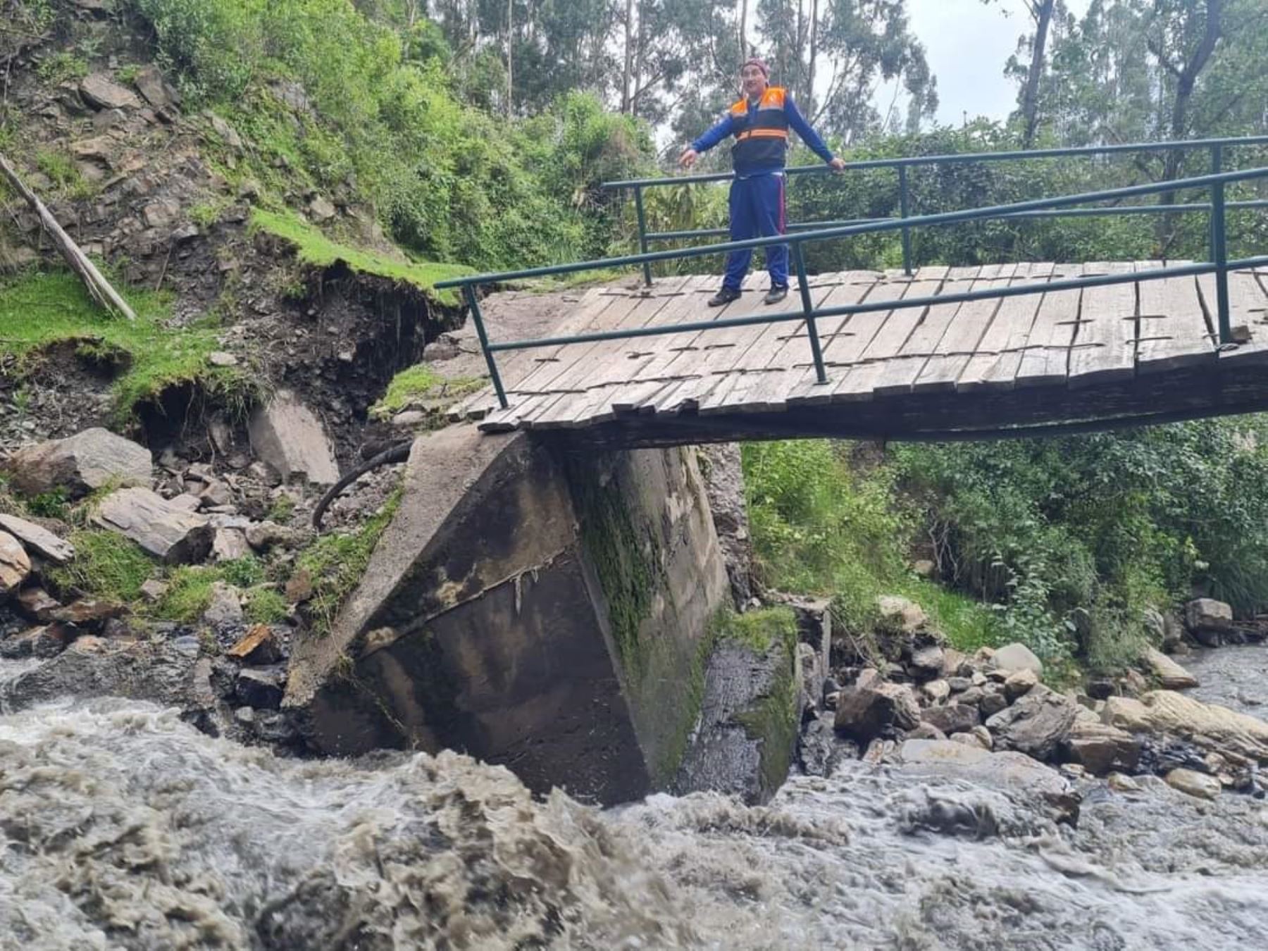 Las lluvias intensas que se registran en la sierra de la región Áncash provocaron el colapso de dos puentes ubicados en el distrito de San Luis, provincia de Carlos Fermín Fitzcarrald. ANDINA/Difusión