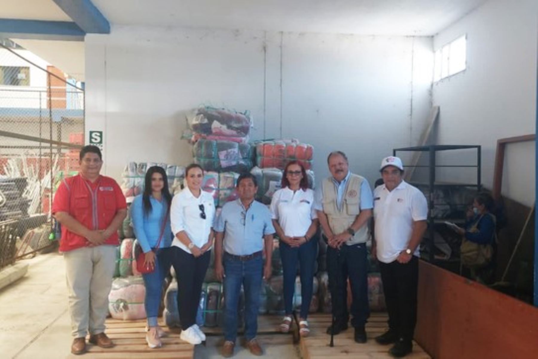 La ayuda solidaria fue entregada por la directora ejecutiva de Inabif, María del Carmen Barragán. Foto: Mimp