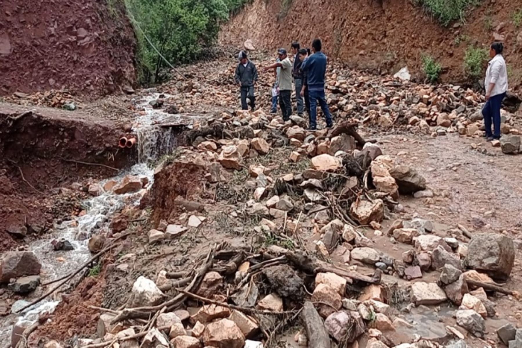 En Tintay se reportó roturas de la tubería de agua potable, mientras que en Pampaya el lodo y la tierra dañaron la plataforma de la carretera.