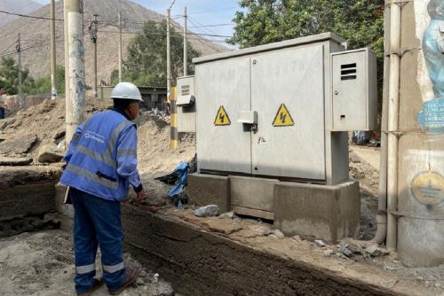 Personal de Osinergmin supervisa que la reposición del servicio de energía eléctrica se realice de manera segura en las zonas afectadas por los huaicos e inundaciones. Foto: Cortesía.
