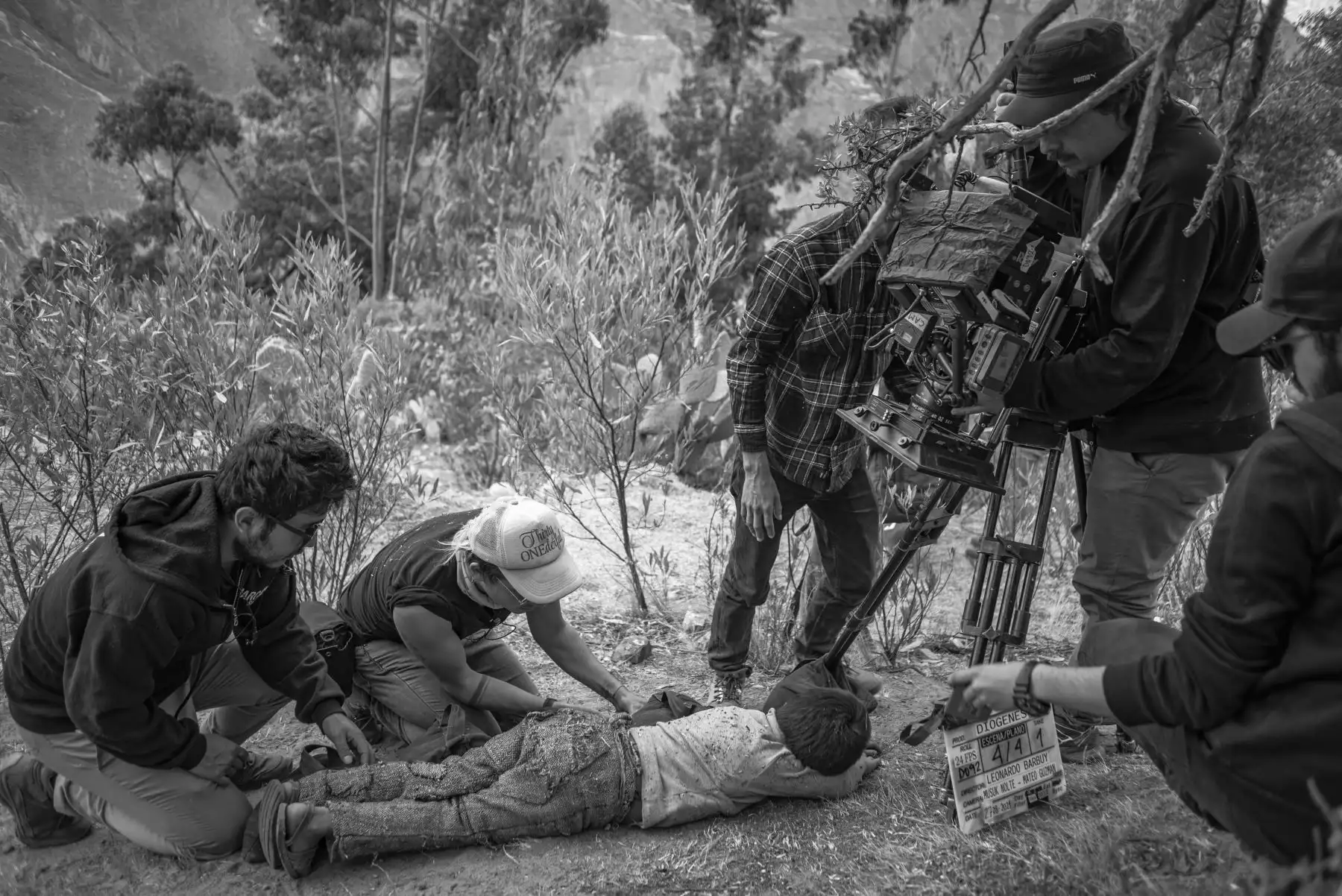 El equipo estuvo conformado por profesionales peruanos y colombianos, así como por pobladores de la comunidad de Sarhua, que se unieron a todas las áreas de realización. Su presencia fue fundamental para el éxito del proyecto desde el área de Producción, liderada por Illari Orccottoma hasta en el área de  Cámara y Luces, liderada por Mateo Guzmán (Colombia) y Musuk Nolte (Perú).
Foto: Cortesía Alejandro Olazo