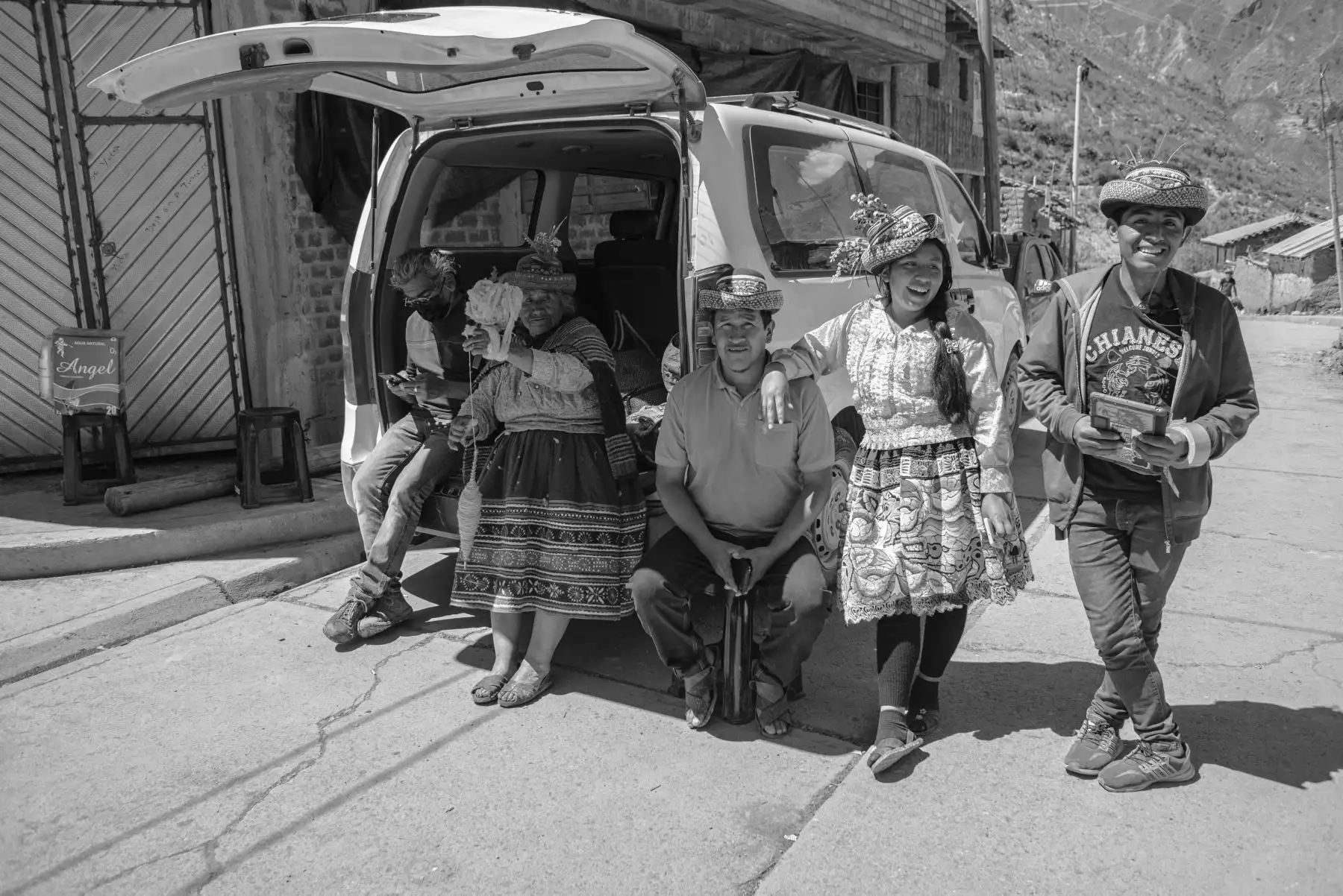 El equipo estuvo conformado por profesionales peruanos y colombianos, así como por pobladores de la comunidad de Sarhua, que se unieron a todas las áreas de realización. Su presencia fue fundamental para el éxito del proyecto desde el área de Producción, liderada por Illari Orccottoma hasta en el área de  Cámara y Luces, liderada por Mateo Guzmán (Colombia) y Musuk Nolte (Perú).
Foto: Cortesía Alejandro Olazo