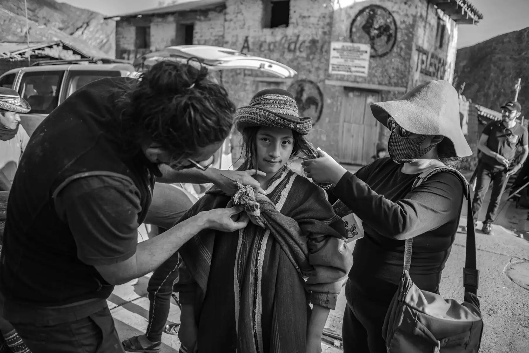 La película fue filmada durante el 2021 en Sarhua y está interpretada en su totalidad por actores naturales casteados en la misma comunidad, luego de un largo proceso que incluyó la consulta a todas las instancias de autoridad local (alcaldía distrital, junta directiva comunal y alcaldes varayoc) para obtener su permiso para la realización del rodaje.
Foto: Cortesía  Alejandro Olazo
