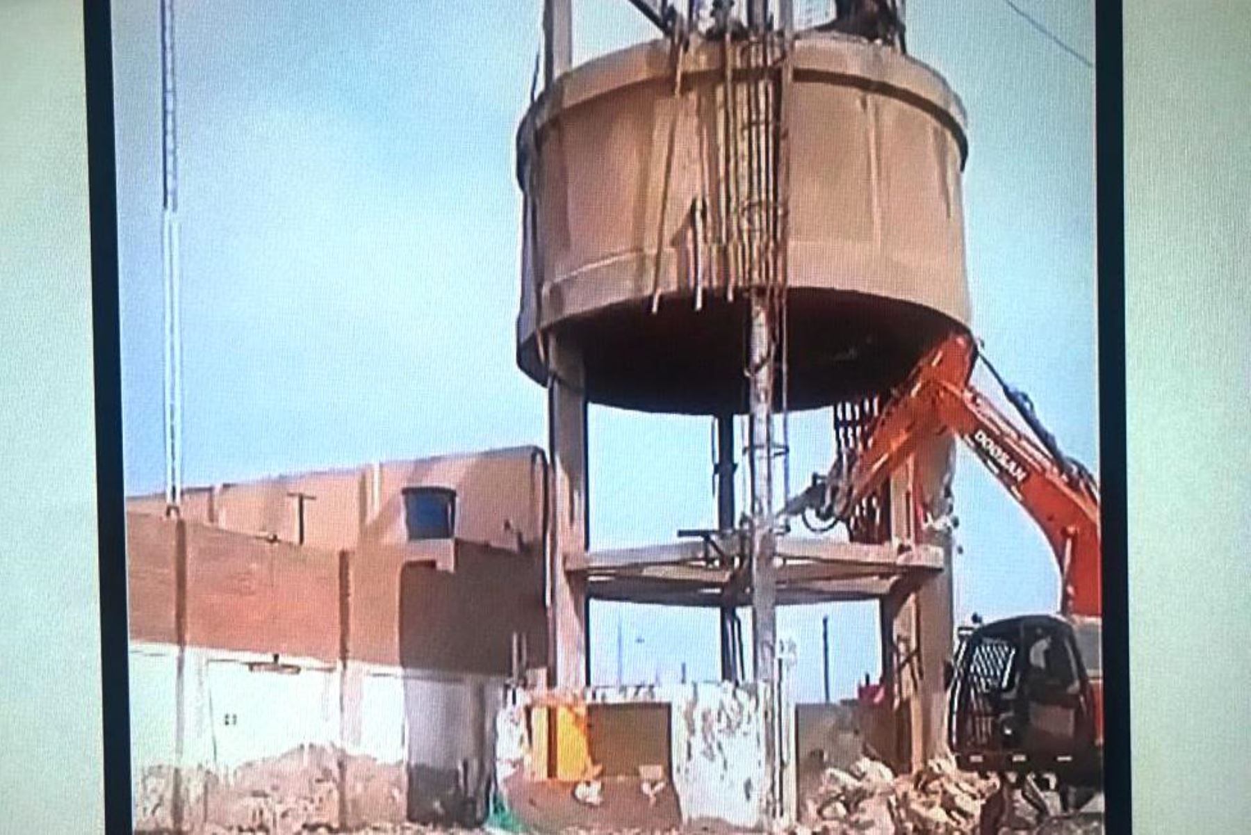 Operario quedó atrapado al caer tanque aéreo en una fábrica que está siendo demolida. Foto: ANDINA/capturaTV