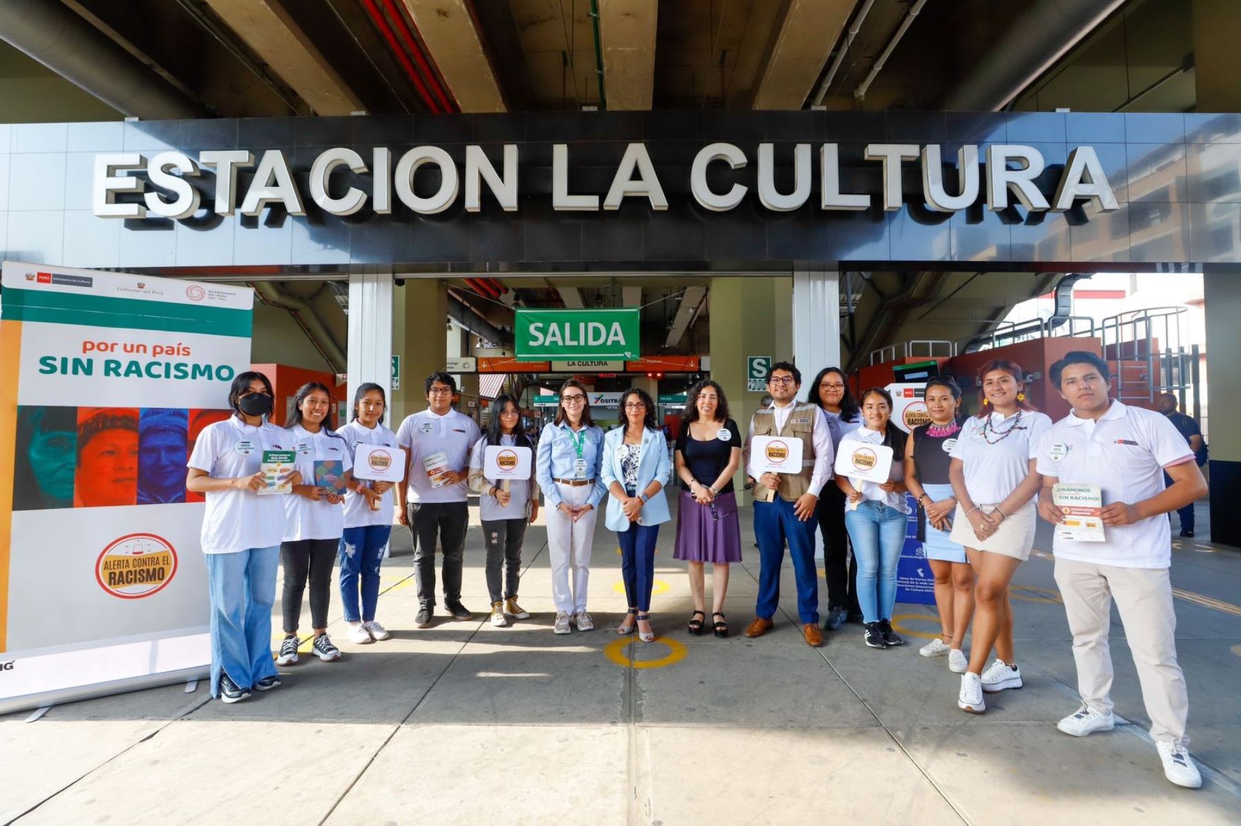 El Ministerio de Cultura realizó una campaña de información y sensibilización contra el racismo en la estación La Cultura de la Línea 1. Foto: MINCUL/Difusión.