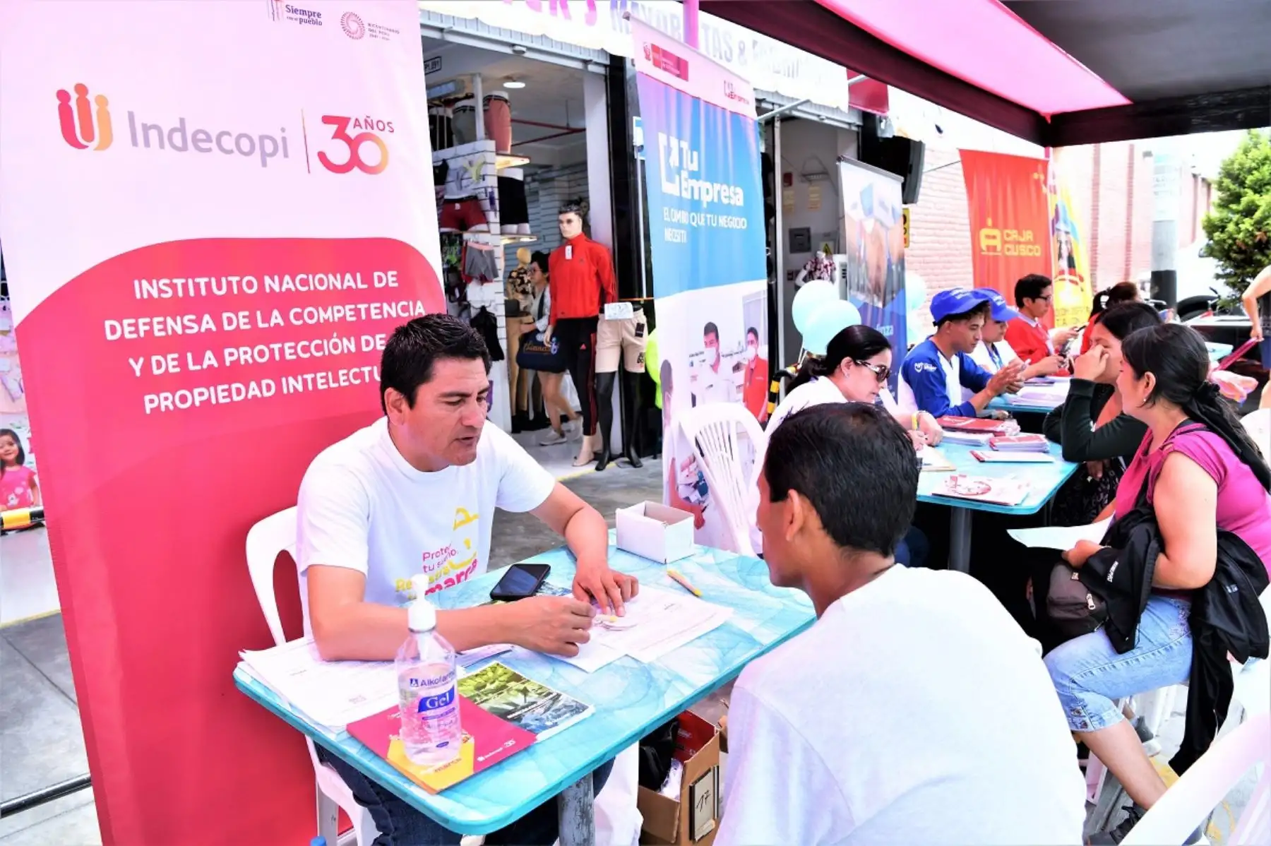 Personal de Indecopi brinda asesoría a los comerciantes y microempresarios de La Victoria. Foto: Cortesía.
