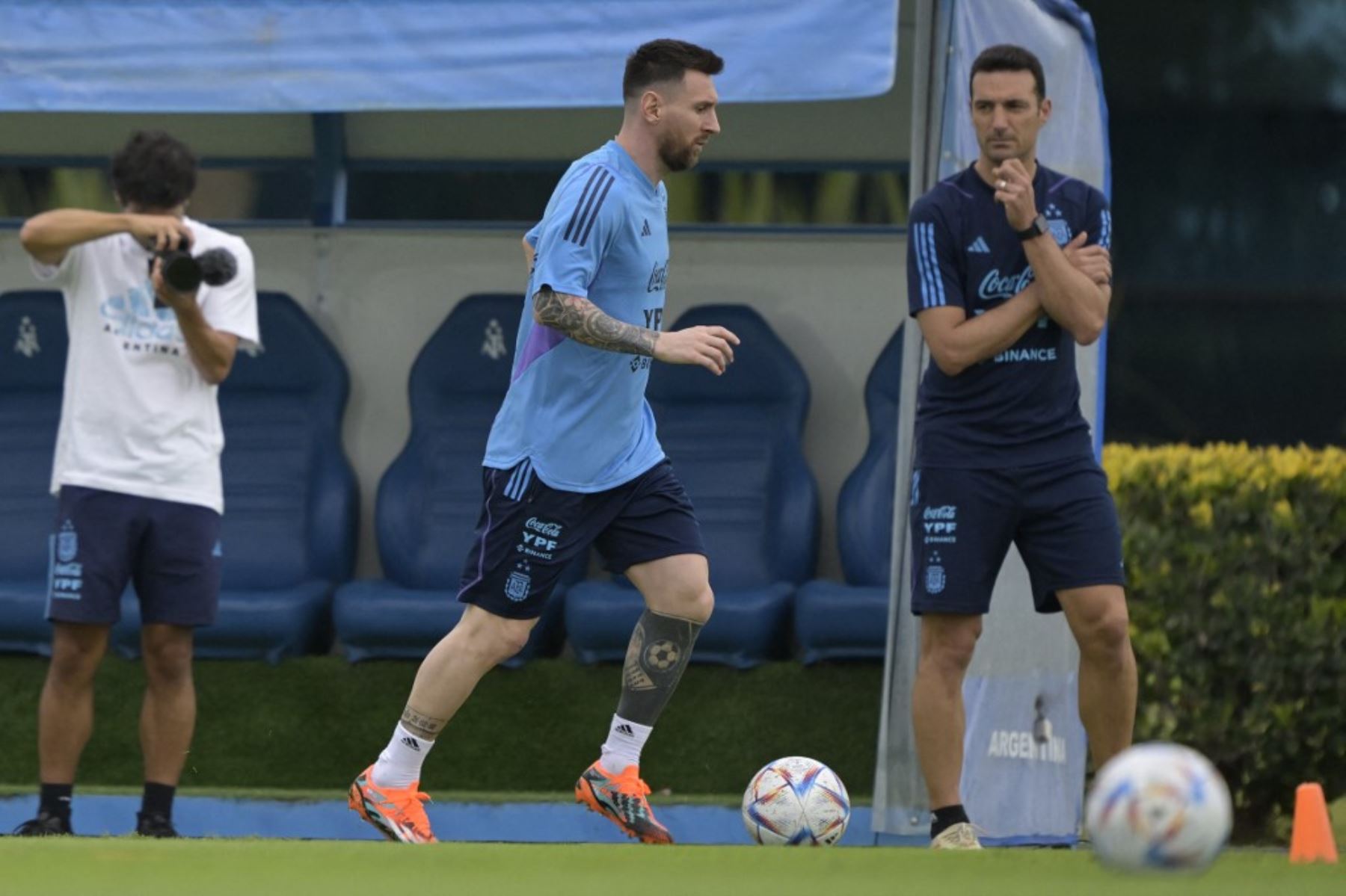 Scaloni mira atento el trabajo que realiza Messi previo al amistoso ante Panamá en Buenos Aires