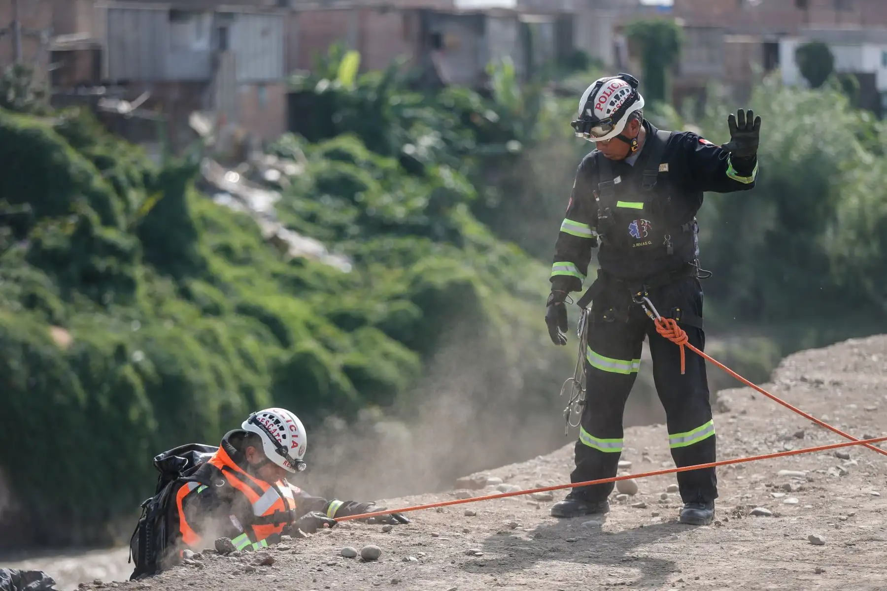 Los equipos de rescate continúan con los trabajos búsqueda de una madre y su hijo luego que desaparecieran tras el colapso de una vivienda el día de ayer a la altura de la cuadra 30 de la Av. Morales Duarez en San Martín de Porres, en los márgenes del río Rímac. donde una madre y su hijo desaparecieron. Acudieron hasta el lugar miembros del serenazgo y de la Policía Nacional.
Foto:ANDINA/Daniel Bracamonte