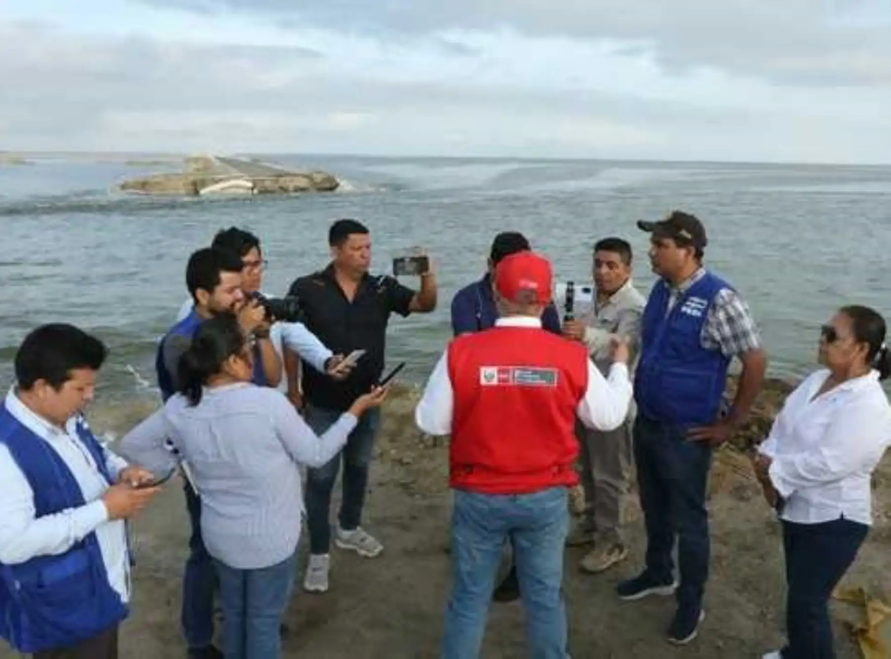 Un equipo técnico del MTC evalúa habilitar una vía alterna a la carretera Bayóvar-Chiclayo, que resultó afectada por el desborde de la laguna La Niña, en Piura.