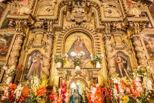 Visitar la región Cusco en Semana Santa nos brinda la oportunidad de conocer y apreciar, además del maravilloso Machu Picchu y otros icónicos atractivos turísticos, la emblemática “Ruta del Barroco Andino”, que ofrece un 
recorrido inolvidable por bellos templos que exhiben espléndidas muestras de arquitectura y arte religioso cristiano católico del Perú. Fotos: Ruta del Barroco Andino.