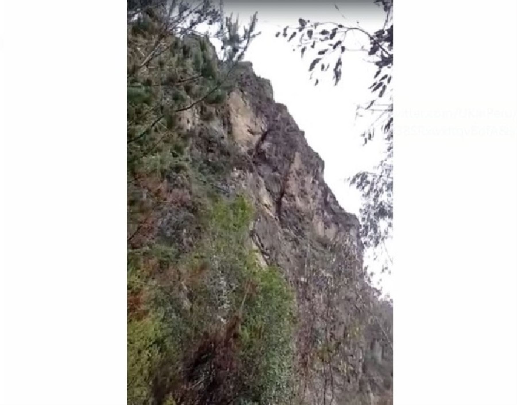 El derrumbe de un cerro en la provincia de Huari, región Áncash, a causa de las lluvias intensas, obligó a evacuar a 60 familias.