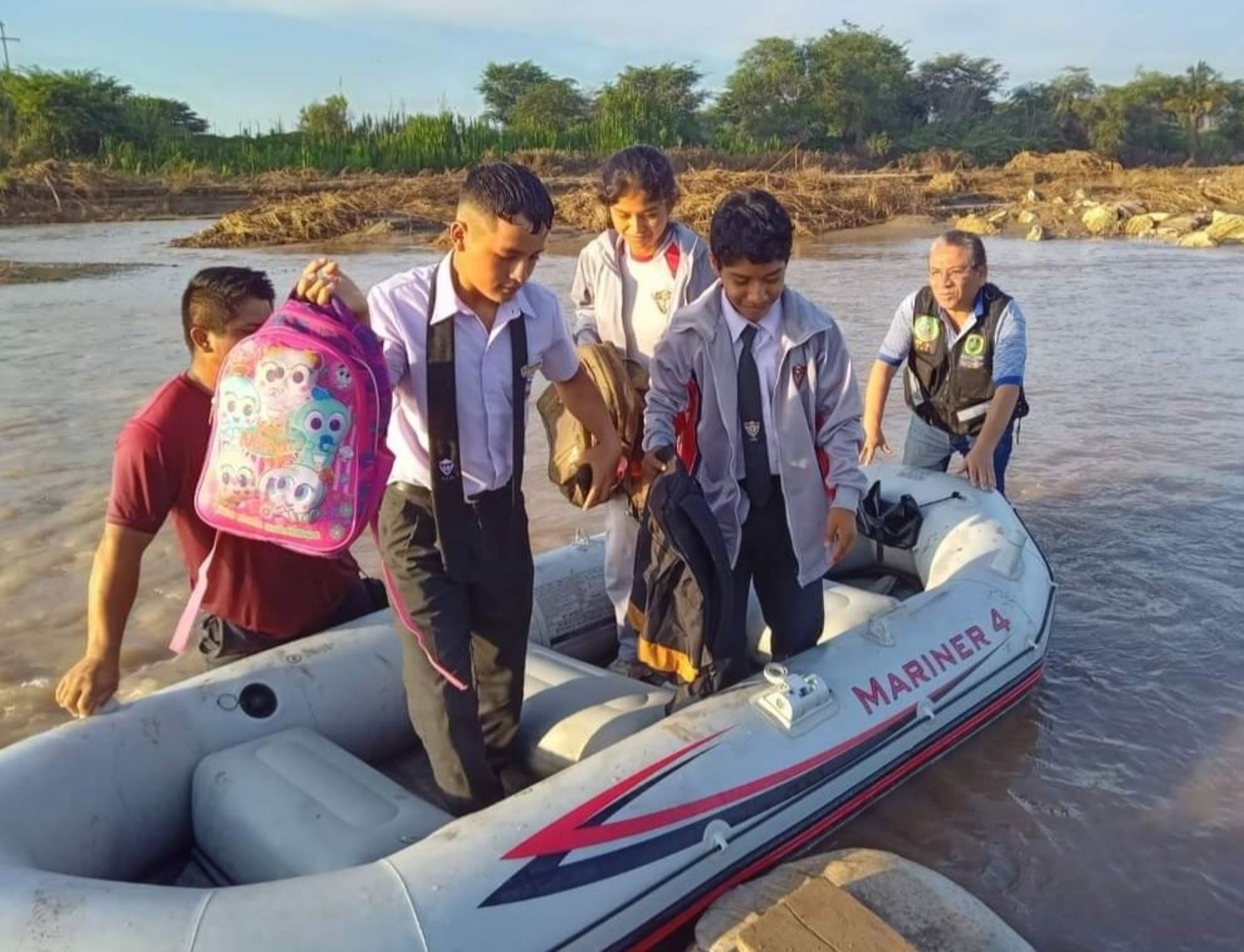 Escolares lambayecanos se ven obligados a cruzar en botes el río Zaña luego del colapso que une diversos caseríos de la zona, luego de la crecida de este afluente por las lluvias intensas. ANDINA/Difusión