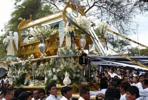 La celebración de la Semana Santa en el distrito piurano de Catacaos evidencia una de las expresiones de fervor religioso sin parangón en el Perú. Se trata de una tradicional celebración por medio de la cual la población 
cataquense expresa su devoción cristiana católica, su herencia prehispánica y su afirmación de tallanidad como arraigados símbolos de identidad, fundamentos que le valieron ser declarada Patrimonio Cultural de la Nación. Foto: Municipalidad distrital de Catacaos.
