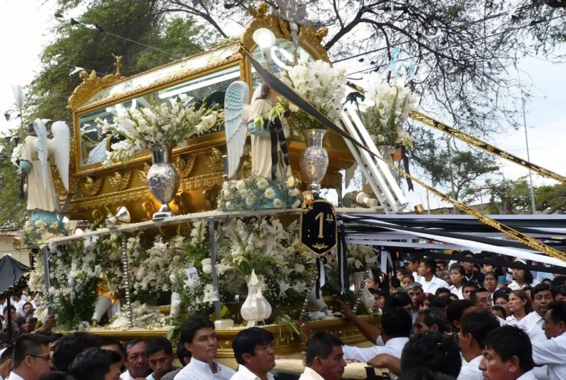 La celebración de la Semana Santa en el distrito piurano de Catacaos evidencia una de las expresiones de fervor religioso sin parangón en el Perú. Se trata de una tradicional celebración por medio de la cual la población 
cataquense expresa su devoción cristiana católica, su herencia prehispánica y su afirmación de tallanidad como arraigados símbolos de identidad, fundamentos que le valieron ser declarada Patrimonio Cultural de la Nación. Foto: Municipalidad distrital de Catacaos.