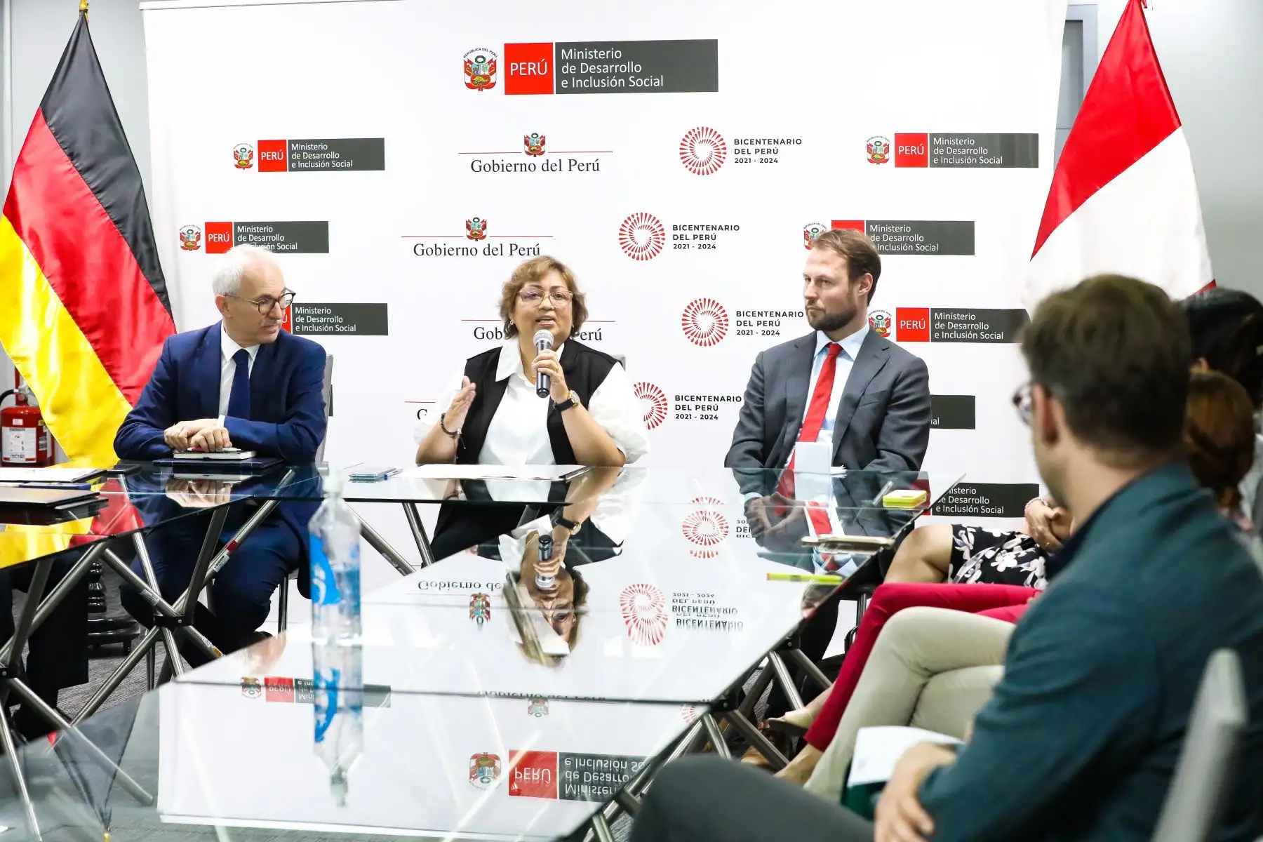 La viceministra de Políticas y Evaluación Social del Midis, Fanny Montellanos, suscribió la carta de entendimiento con representantes de GIZ. Foto: MIDIS/Difusión.
