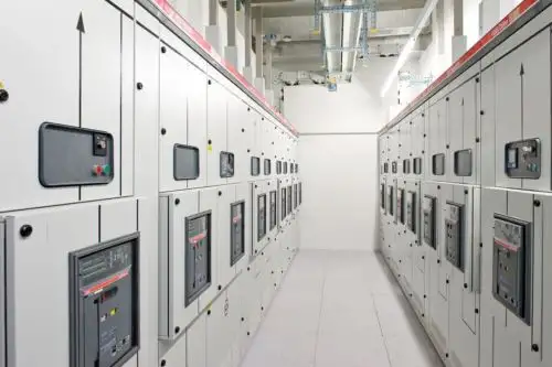 Un data center, conocido como centro de datos en español, es un lugar físico que alberga servidores, sistemas de almacenamiento e infraestructura TI.