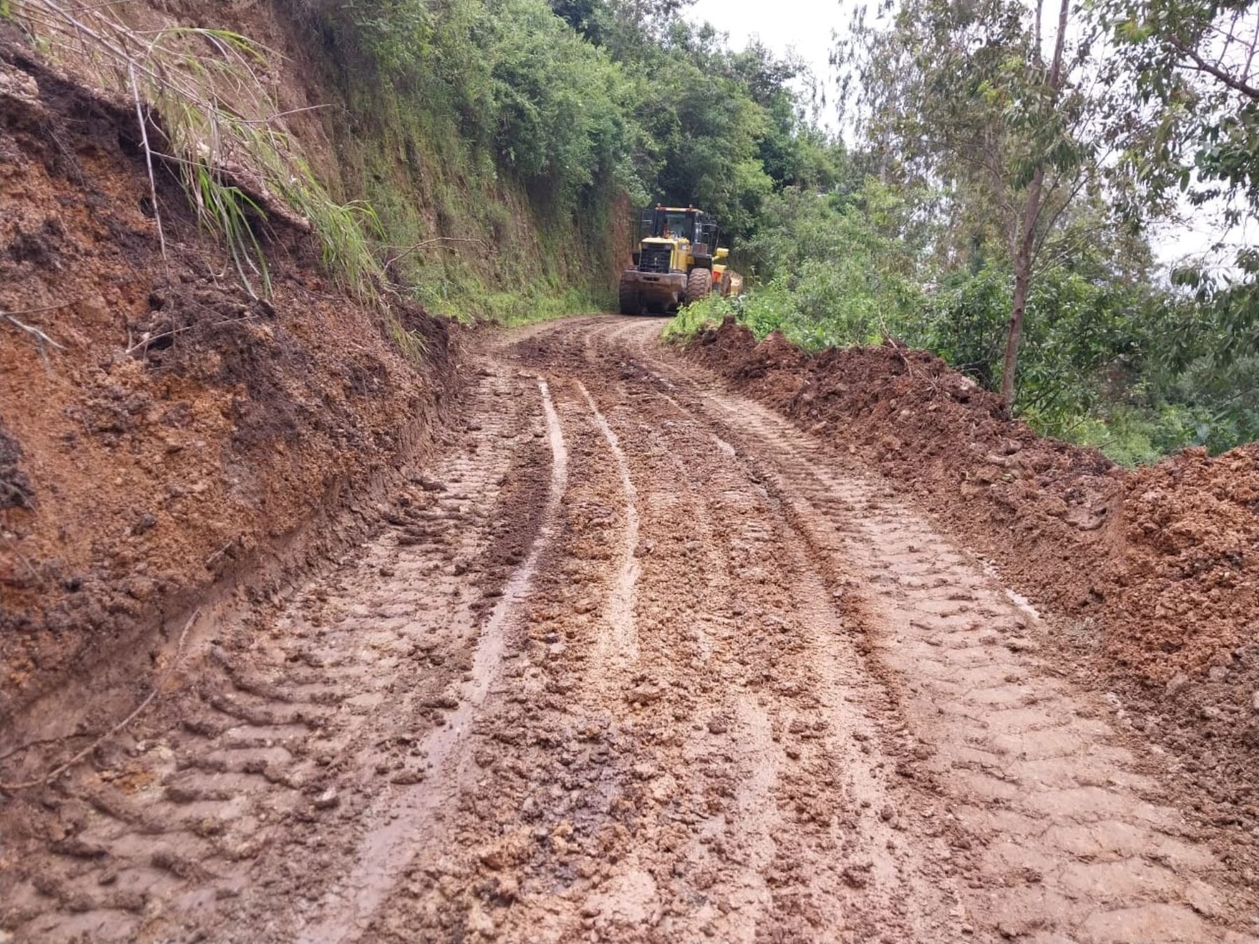 Con apoyo de maquinaria pesada se recuperó la transitabilidad en la vía San Miguel El Faique-Huarmaca, en la sierra de la región Piura, afectada por lluvias intensas. Foto: ANDINA/difusión.
