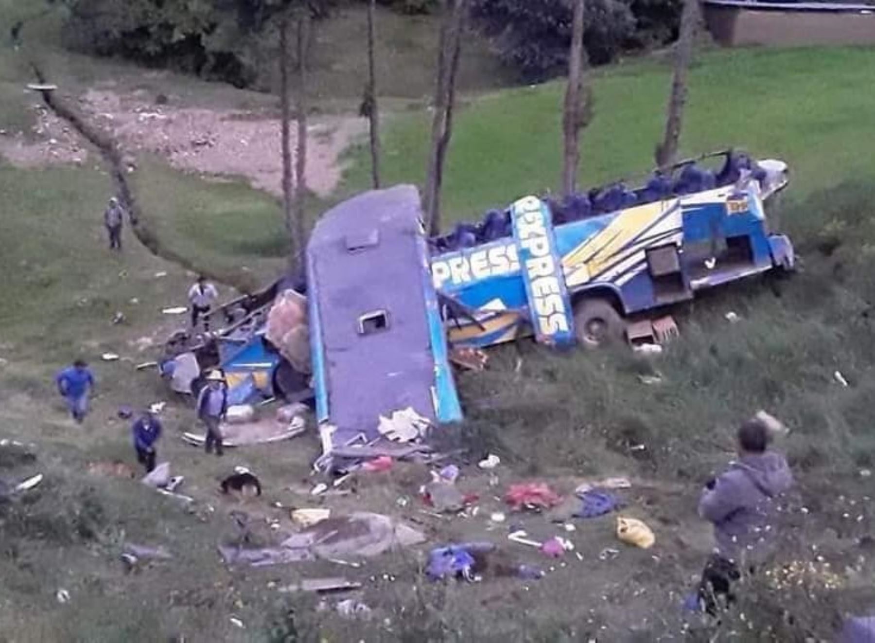 Seis personas murieron hoy tras la caída de un ómnibus interprovincial a un abismo de 70 metros en la provincia de Pomabamba, región Áncash. ANDINA/Difusión