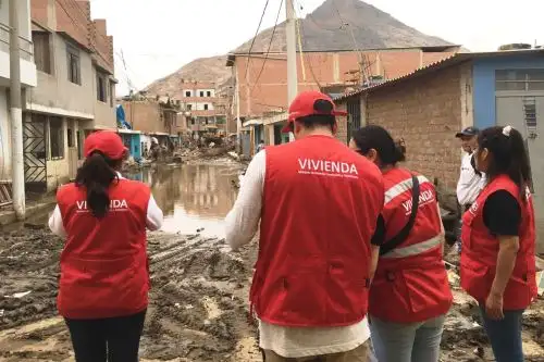 Un equipo del Ministerio de Vivienda, Construcción y Saneamiento (MVCS) llegó a la zona comprendida entre el puente El Ejército hasta la avenida Próceres, del distrito de San Martín de Porres, para verificar in situ la situación de las viviendas ubicadas en la ribera del río Rímac, afectadas por el aumento del caudal. Foto: Difusión