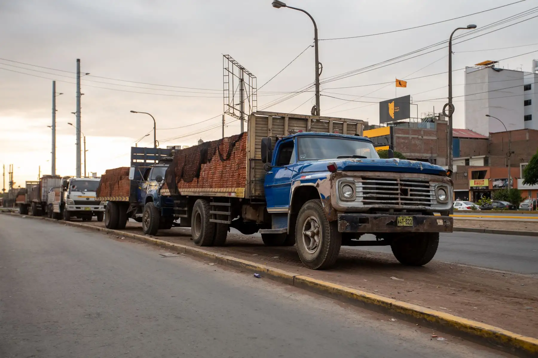 En la cuadra 5 de la Avenida Tomás Valle -cerca al cruce con la Panamericana Norte-, los vecinos de San Martin de Porres denuncian la presencia de numerosos camiones estacionados en la vía, que comercian material de construcción proveniente de Huachipa. Fotografía: ANDINA/ Tatiana Gamarra