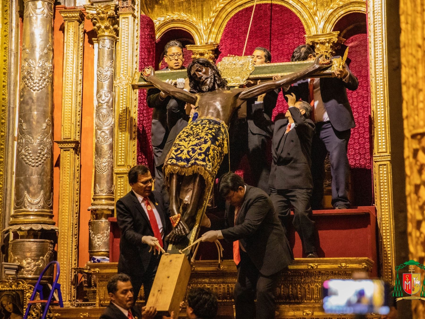 Con la ceremonia "Bajada del Trono" se iniciaron los actos en Cusco en honor al Señor de los Temblores, patrón de la ciudad, que saldrá en procesión el 3 de abril, Lunes Santo. ANDINA/Difusión