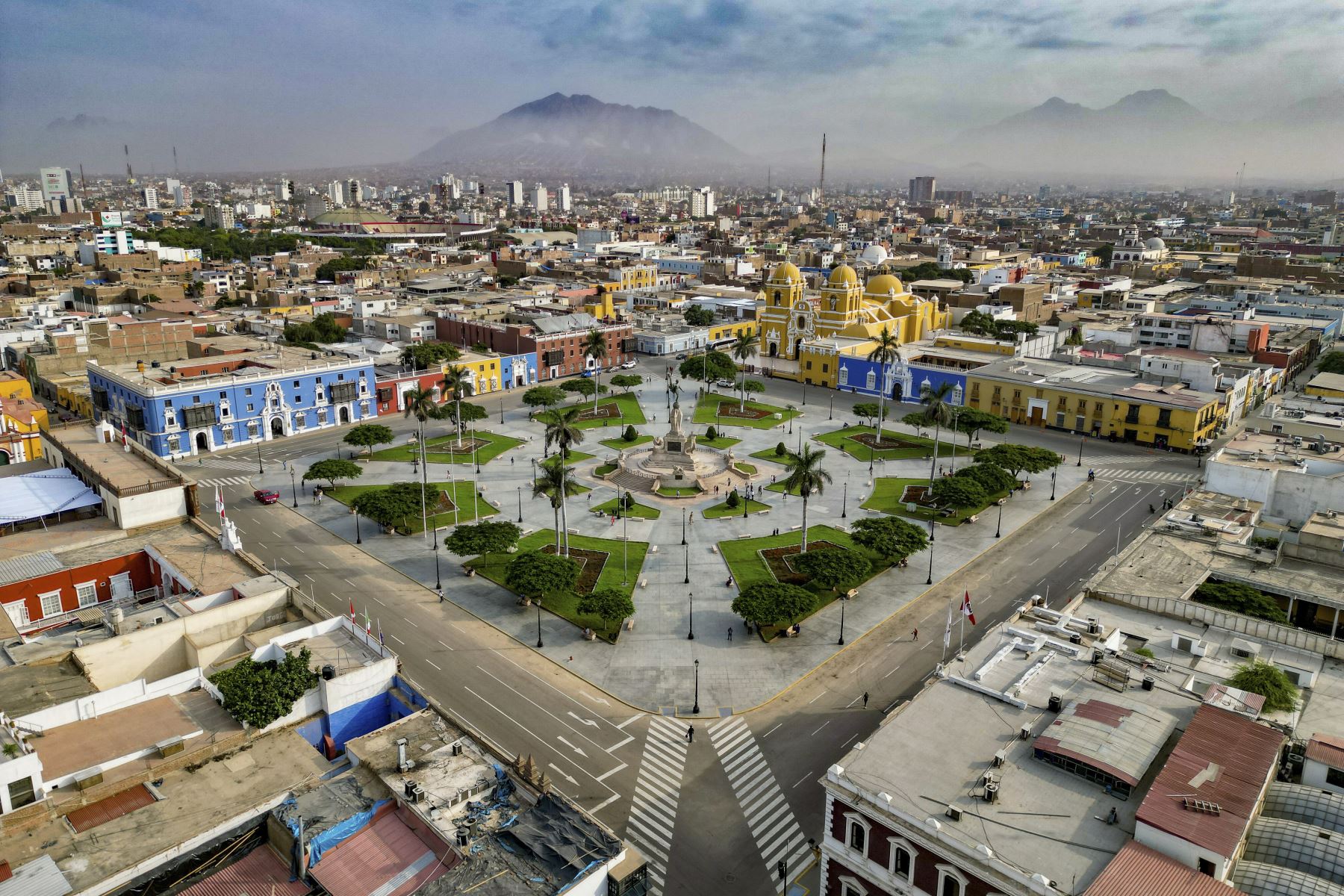 Fotografía aérea de la Plaza de Armas de la ciudad de Trujillo en el marco del Punche Regional La Libertad. Foto: ANDINA/PCM