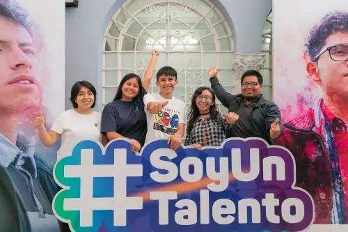 De izquierda a derecha: Elizabeth Enriquez, Desireé Patricio, Jonatan Cotache, Joseline Chero y Christian Cuba, quienes alcanzaron los más altos puntajes y ganaron una vacante en el primer momento del concurso Beca 18-2023. Foto:ANDINA/Pronabec