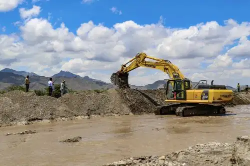 En el repartidor La Puntilla, del sistema mayor Tinajones, se trabaja con tres tractores D8 y una excavadora. Foto: ANDINA/Difusión
